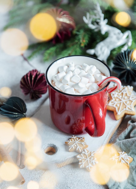 Chocolate caliente navideño en la taza roja