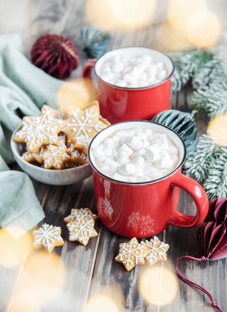 Chocolate caliente navideño en la taza roja