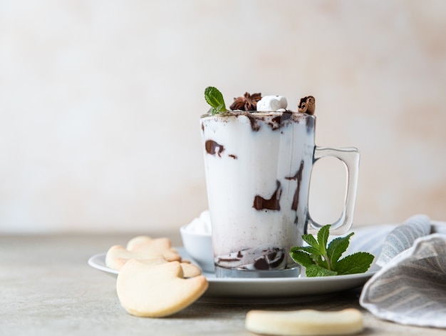 Chocolate caliente o cacao con malvavisco y canela