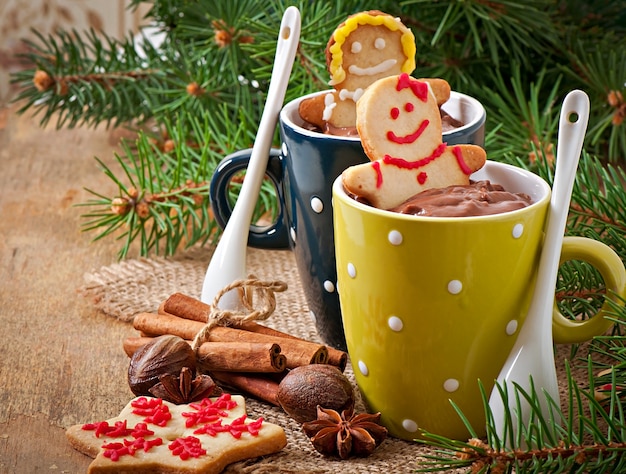 Chocolate caliente y pan de jengibre navideño