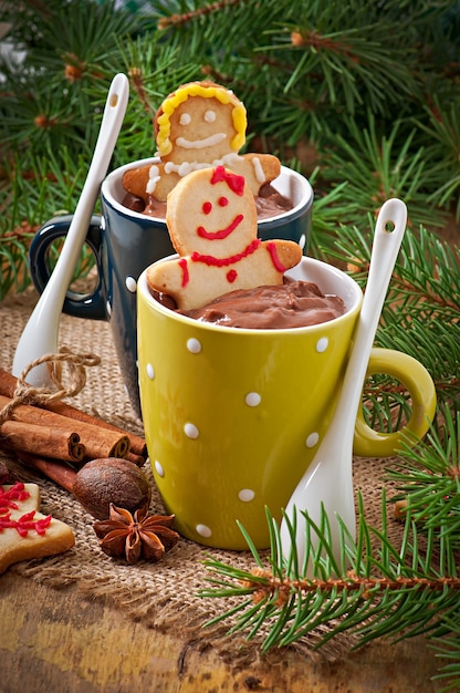 Chocolate caliente y pan de jengibre navideño