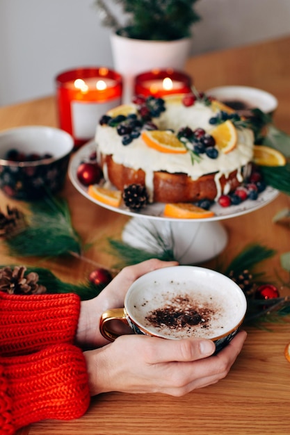 Chocolate caliente y pastel de Navidad