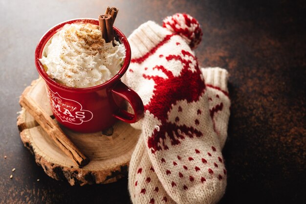 Chocolate caliente en taza con crema batida