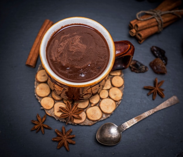 Chocolate caliente en una taza marrón