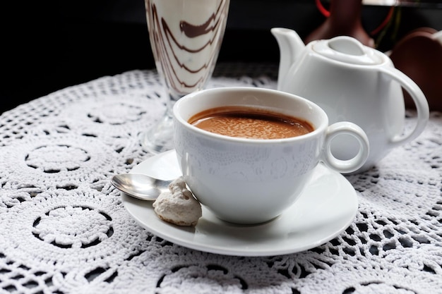 Chocolate caliente en taza en la mesa sobre un fondo oscuro