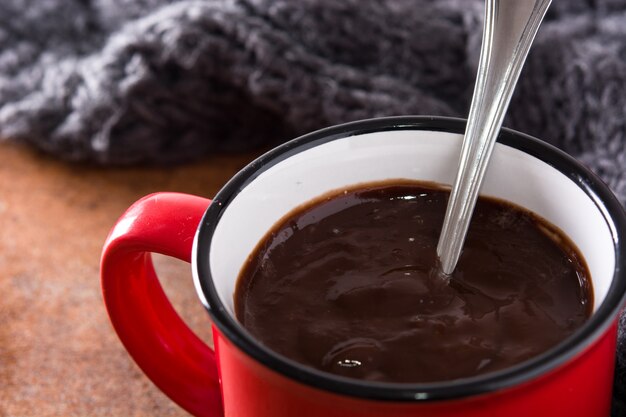 Foto chocolate caliente en taza sobre fondo oxidado