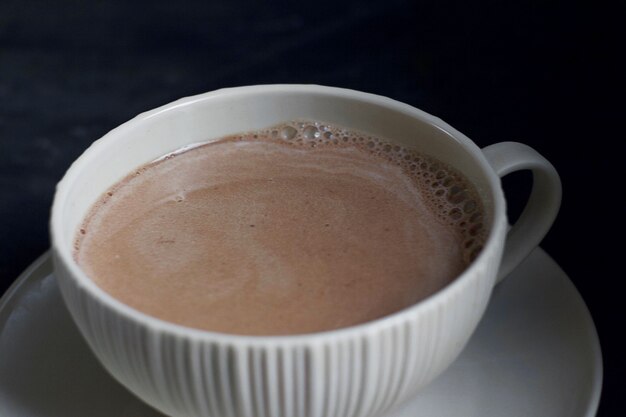 Chocolate caliente en una taza sobre la mesa. Bebida para calentar