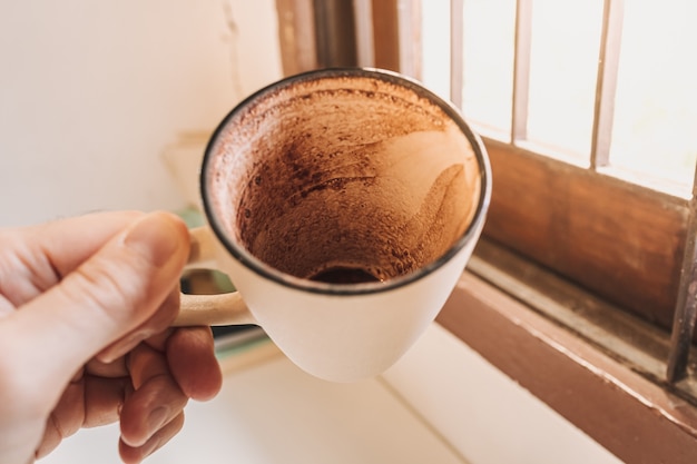 Chocolate caliente vacío terminado en una taza servida en un café