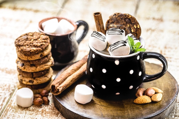 Chocolate caliente vegano con galletas integrales, con nueces, canela, malvavisco, menta y avellana. Bebida sin leche para veganos