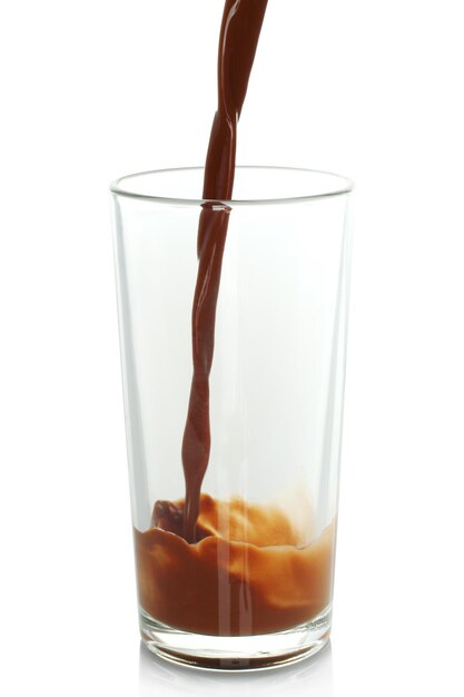 Chocolate caliente vertiéndolo en un vaso xA