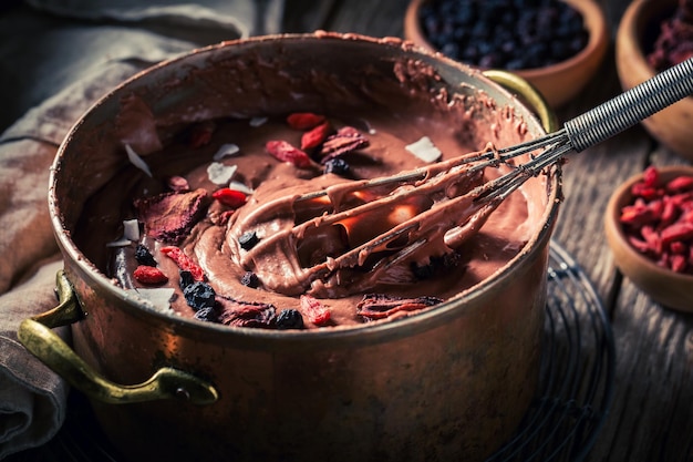 Chocolate caseiro feito de cacau e vários frutos secos