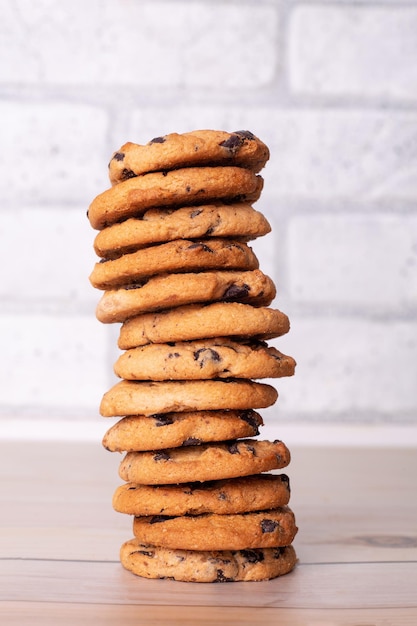 Chocolate Chip Brown Cookies mit auf Holztisch Küchenkonzept lecker und lecker handmadexA