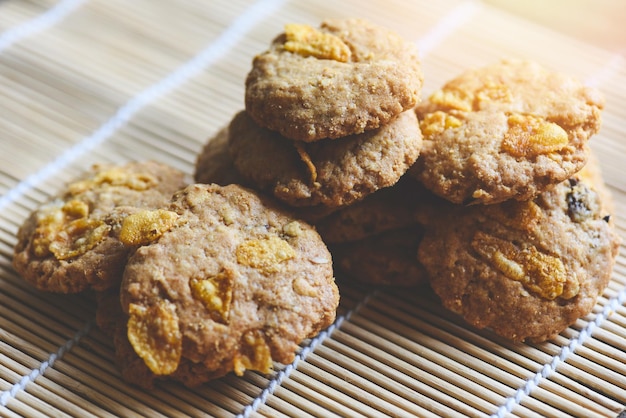 Chocolate Chip Cookies auf Holztisch Hintergrund, Nahaufnahme Cookie Cornflakes