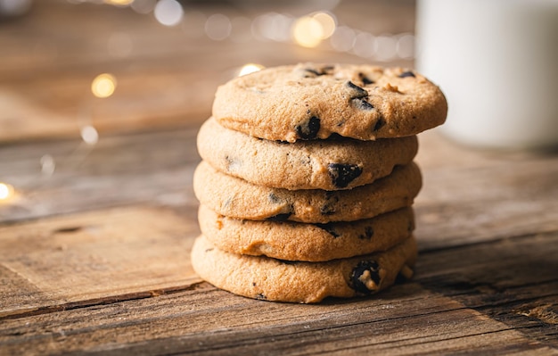 Chocolate Chip Cookies hautnah auf einem hölzernen Hintergrund