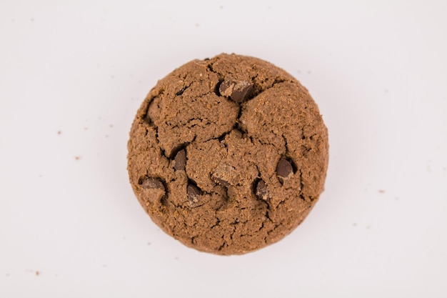 Chocolate Chip Cookies mit Schokoladenstücken auf weißem Hintergrund