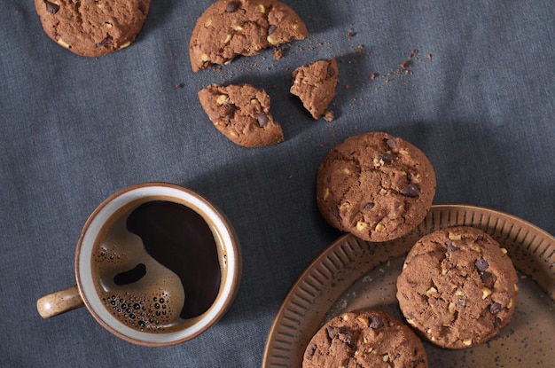 Chocolate Chip Cookies neben Kaffeetasse