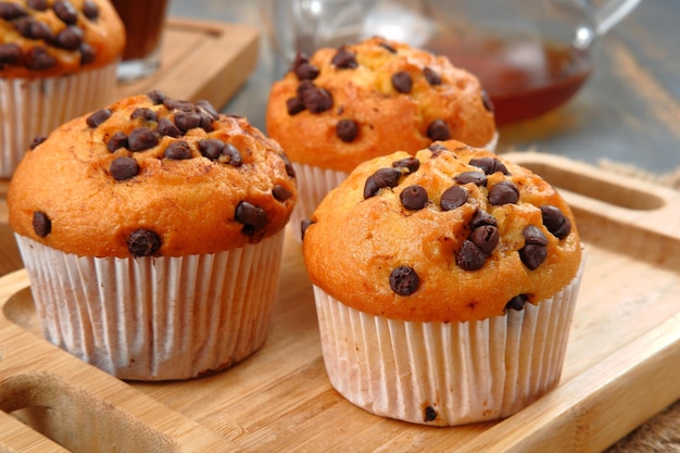 Chocolate Chip Muffins auf grauem Hintergrund