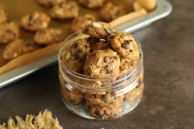 Chocolate Chips Cookie mit Mandeln auf schwarzem Hintergrund