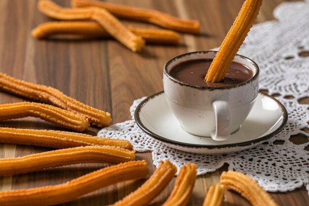 Foto chocolate con churros y churros rellenos