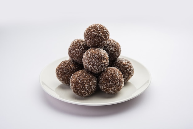 Chocolate Coconut Laddu o Laddoo es un giro a un Nariyal Ladoo tradicional al mezclar cacao en polvo