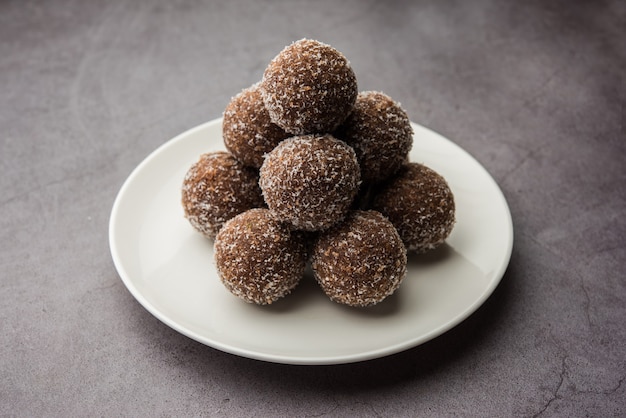 Chocolate Coconut Laddu oder Laddoo ist eine Wendung zu einem traditionellen Nariyal Ladoo, indem Kakaopulver gemischt wird