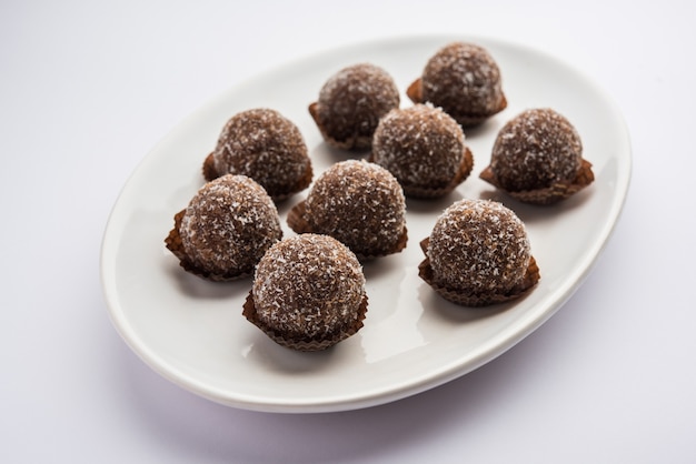 Chocolate Coconut Laddu oder Laddoo ist eine Wendung zu einem traditionellen Nariyal Ladoo, indem Kakaopulver gemischt wird