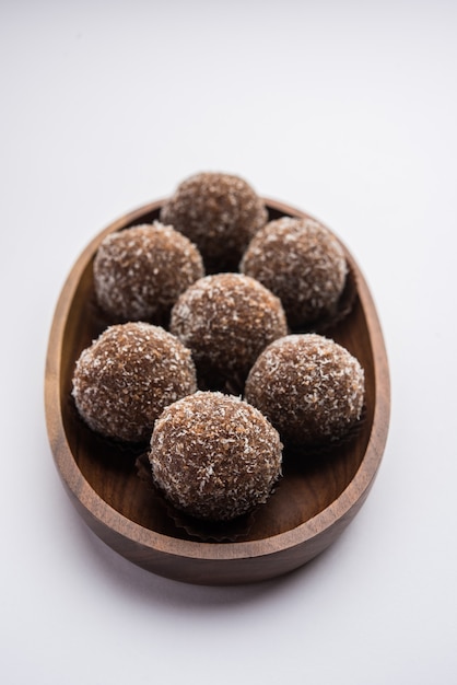 Chocolate Coconut Laddu oder Laddoo ist eine Wendung zu einem traditionellen Nariyal Ladoo, indem Kakaopulver gemischt wird