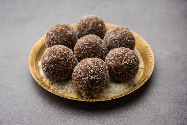 Chocolate Coconut Laddu oder Laddoo ist eine Wendung zu einem traditionellen Nariyal Ladoo, indem Kakaopulver gemischt wird