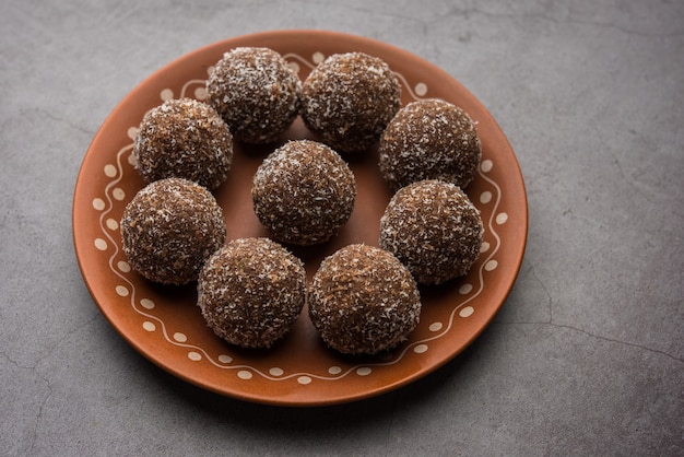 Chocolate coconut laddu ou laddoo é uma variação do tradicional nariyal ladoo ao misturar cacau em pó