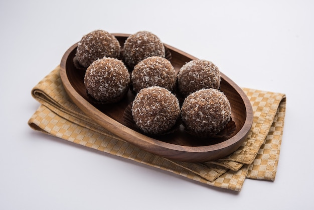 Chocolate Coconut Laddu ou Laddoo é uma variação do tradicional Nariyal Ladoo ao misturar cacau em pó