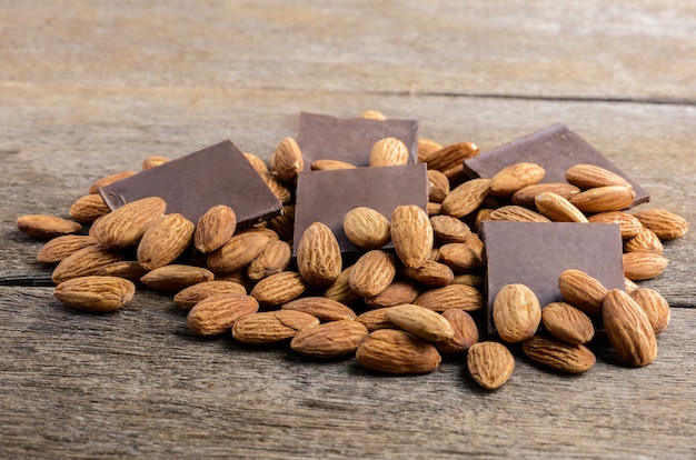 Chocolate com amêndoa na madeira