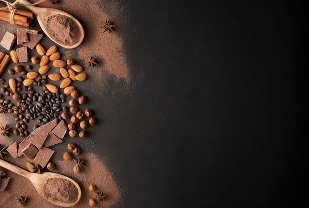 Chocolate com avelãs, amêndoas e cacau em um fundo escuro