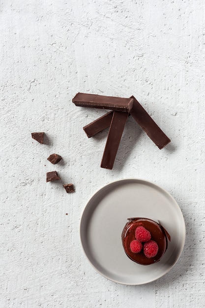 Chocolate com malagueta vermelha, menta e framboesas