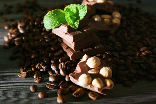 Chocolate com menta e grãos de café closeup