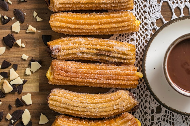 Foto chocolate con churros e churros rellenos