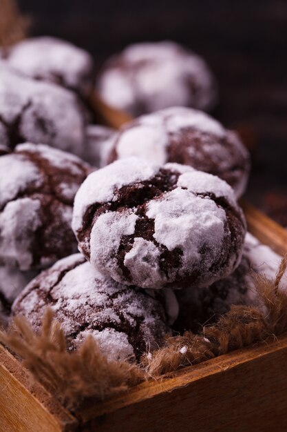 Chocolate Crinkles.Traditional Christmas Baking. Cookies em açúcar de confeiteiro.