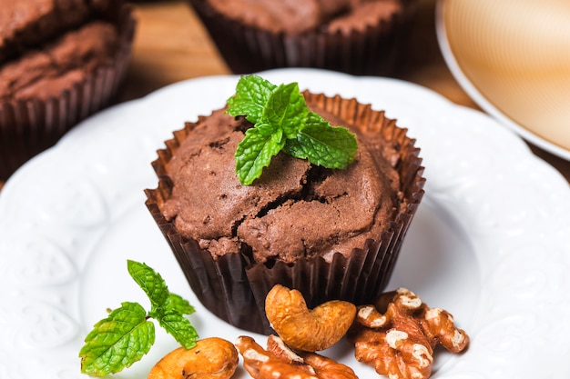 Chocolate cupcakes con menta en la mesa de madera