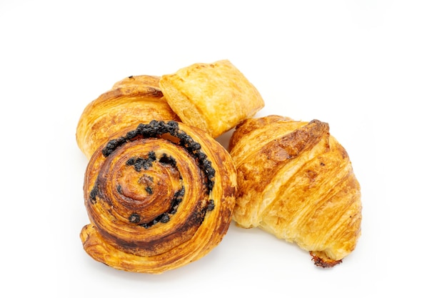 chocolate danés y croissants sobre fondo blanco.