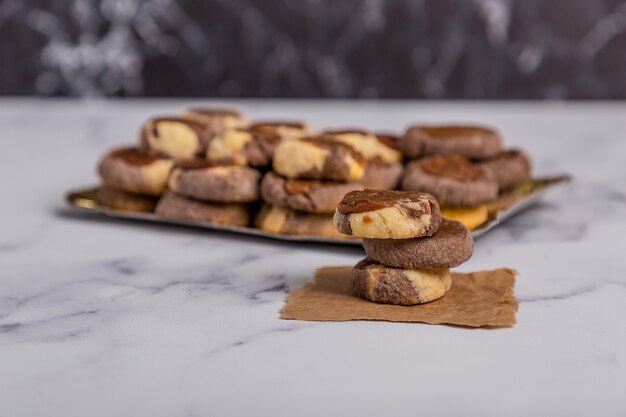 Chocolate de baunilha e biscoitos de marmelo em mármore