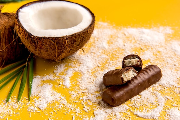 Chocolate de coco e coco ralado em fundo amarelo