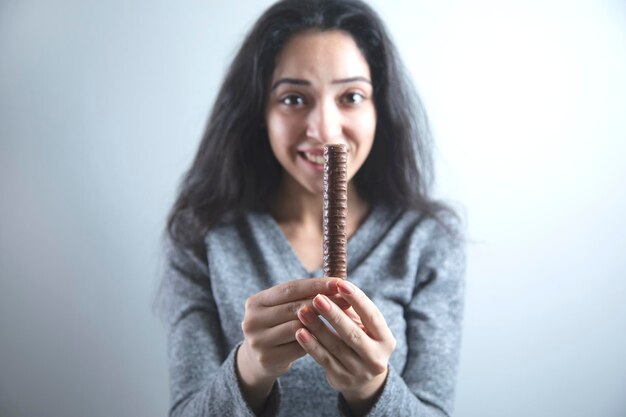 Chocolate de mão de mulher feliz