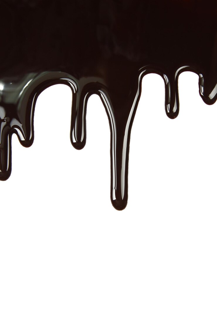 Foto chocolate derretido pingando no fundo branco