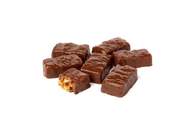 Chocolate doce com caramelo e amendoim isolado no branco