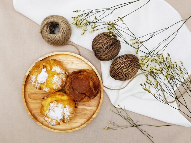 Chocolate e baunilha choux creme puff com vela