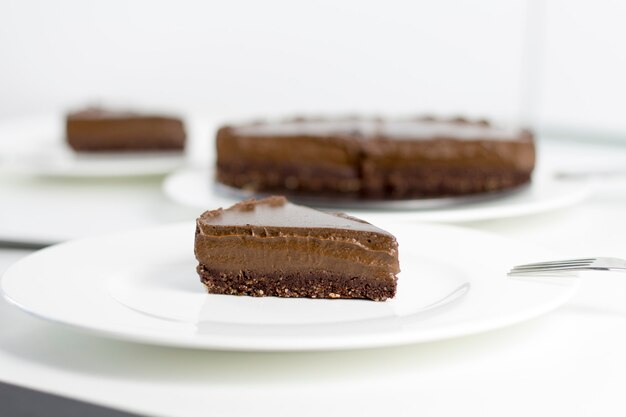 Chocolate e bolo saudáveis em fundo branco