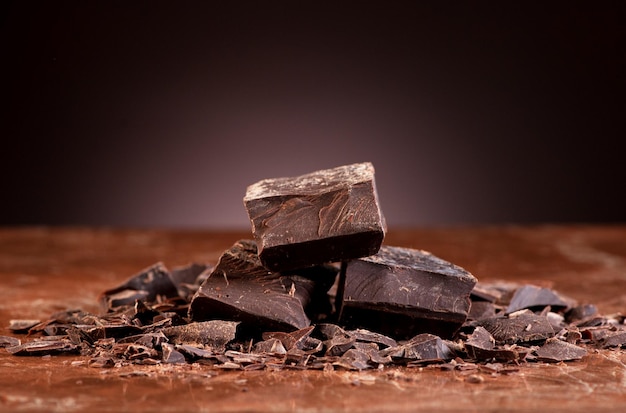 Chocolate em um fundo escuro horizontal