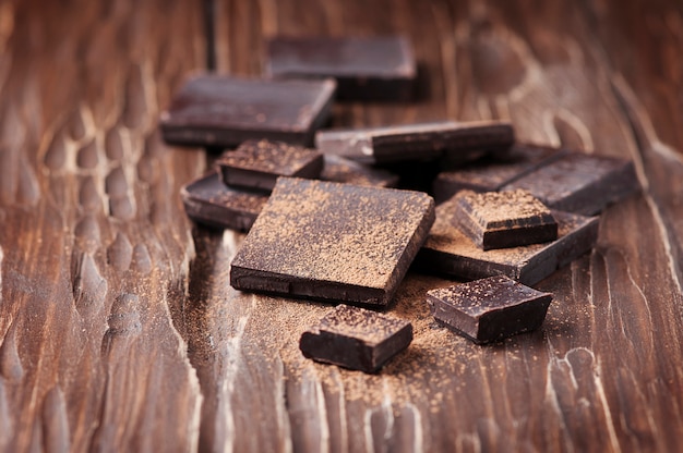 Chocolate escuro em cima da mesa de madeira