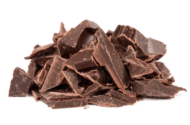 Foto chocolate escuro sobre fundo branco