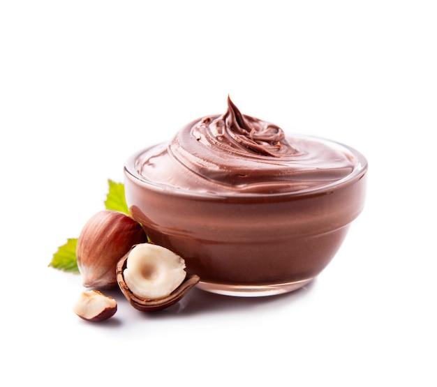 Chocolate espallado con avellanas de cerca sobre fondos blancos