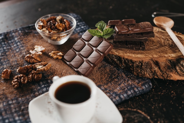 Chocolate y frutos secos, prensados con cacao, están bien surtidos en negro.